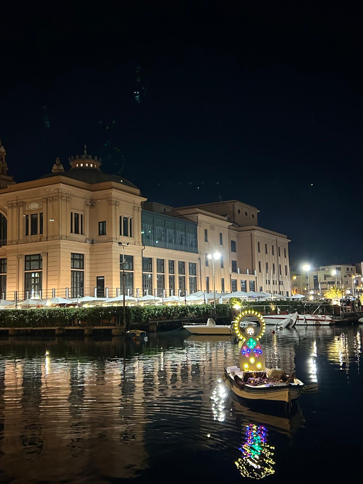 Luminaria galleggiante sul Molo San Nicola durante le celebrazioni di San Nicola 2026